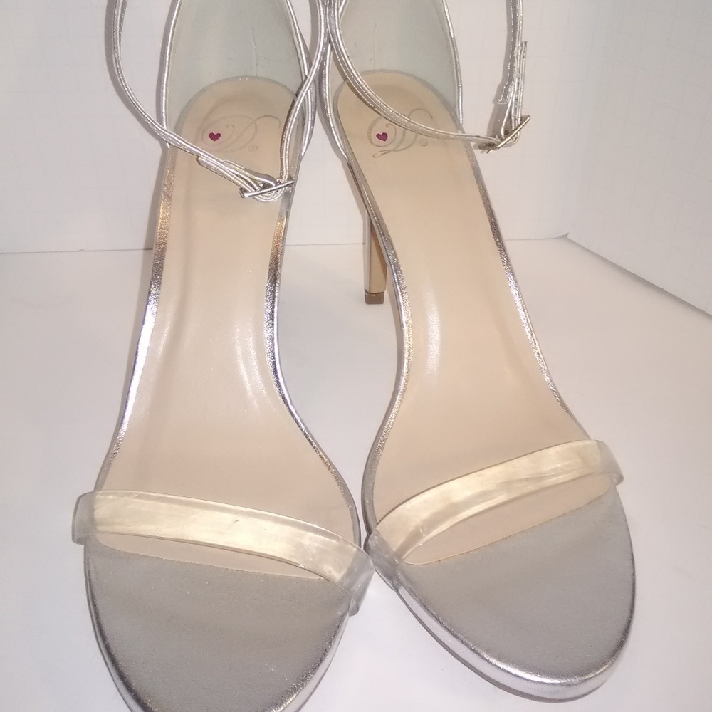 D Womens Silver Heels Size 9